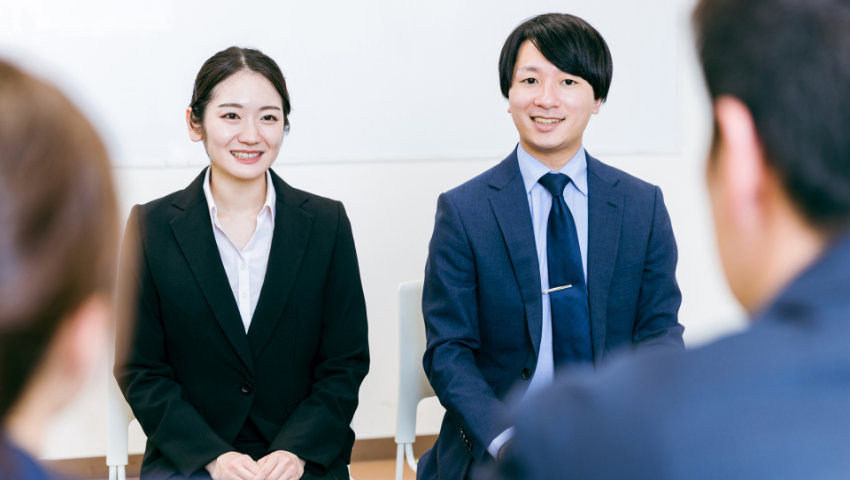 面接を受ける大学生の男女