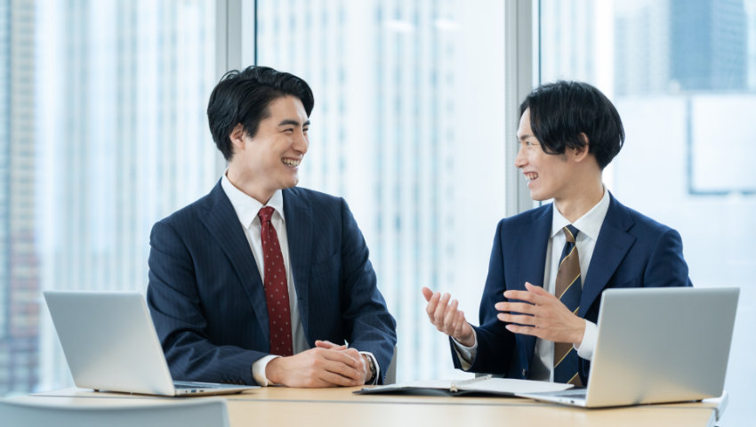 笑顔で会話をする社員たち